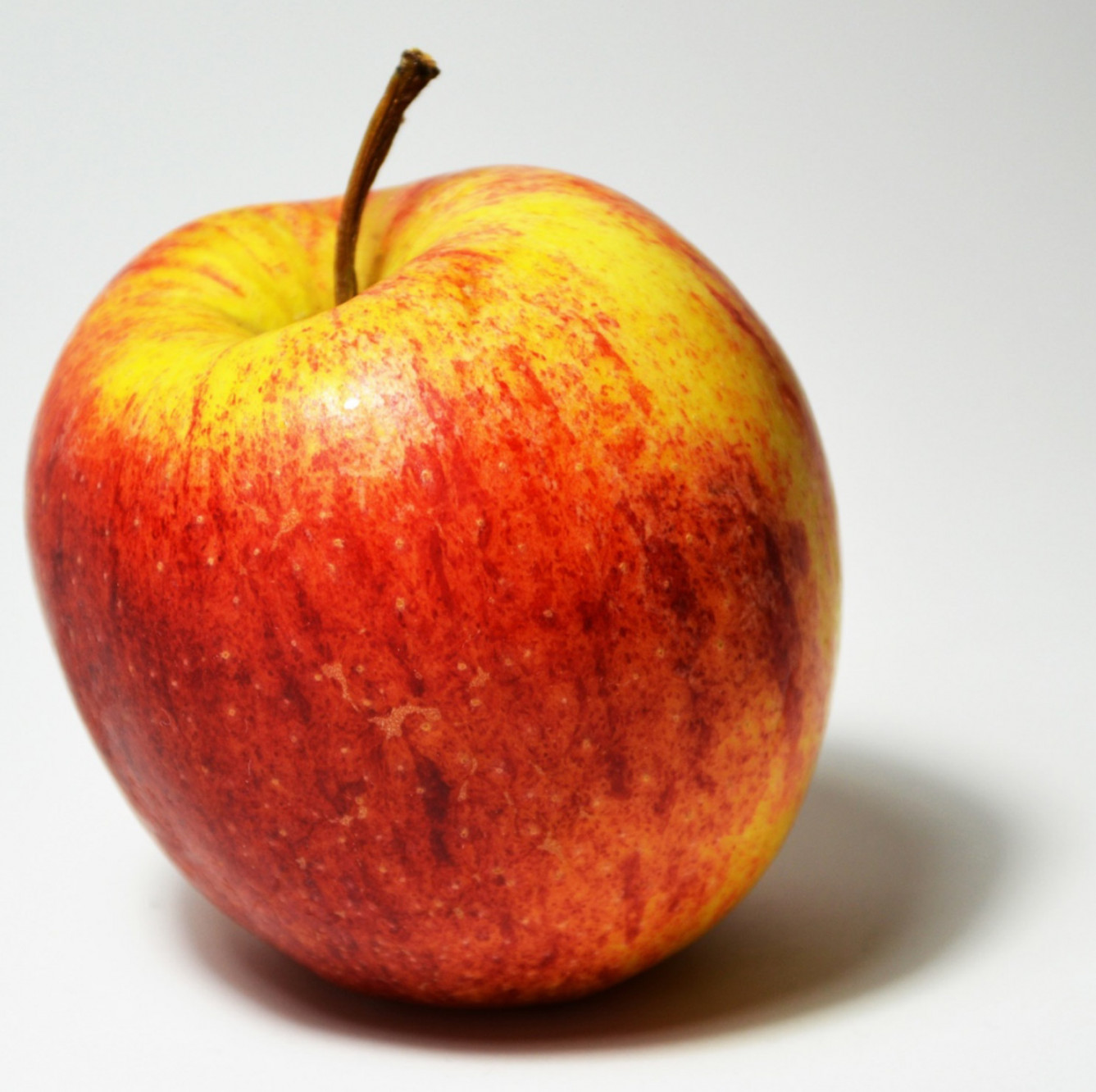 How to Draw a Juicy Apple using Coloured Pencil